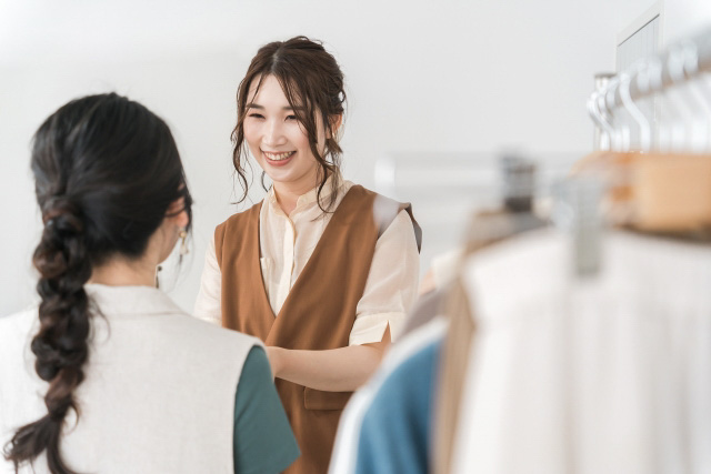 販売する女性